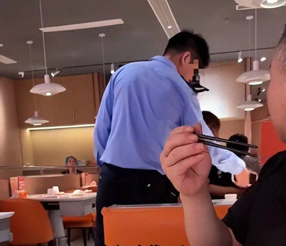 小伙和女友餐厅吃饭，被民警赶来戴铐带走；警方回应：其女友与一离家女孩“撞脸”，错抓已道歉-腾渊科技论坛